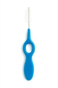 escova interdental de cabo azul e cerdas brancas